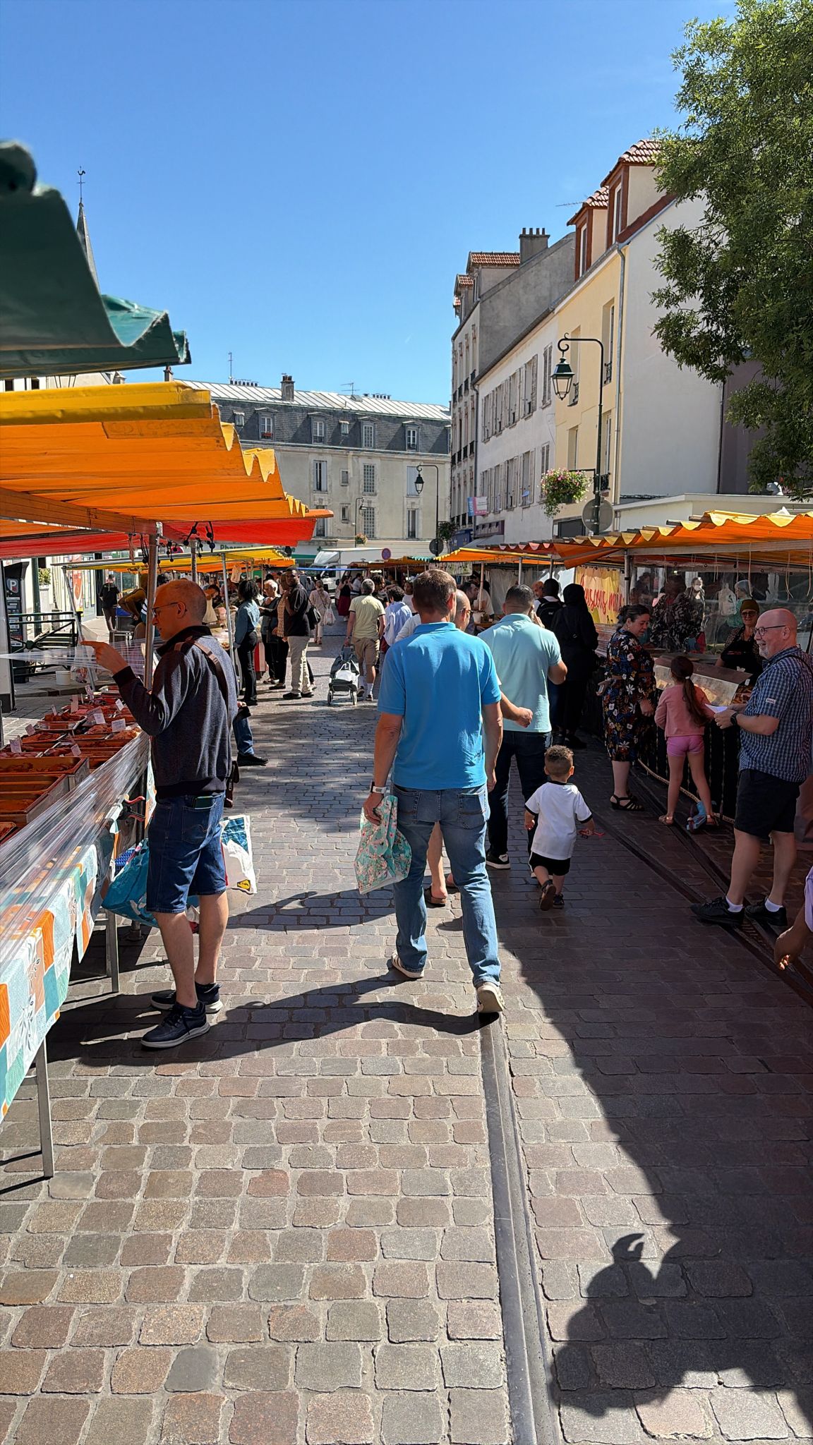 Vue du marché village place Dampierre Bagneux animé par Shield Marine juin 2026
